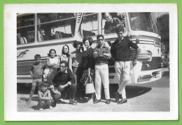 Portugal - REAL PHOTO - Excursionistas Junto Ao  Autocarro - Bus - Portugal - Bus & Autocars