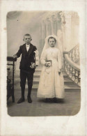 CARTE PHOTO - Deux Enfants Lors De Leur Première Communion - Habits De Mariés - Carte Postale Ancienne - Portraits