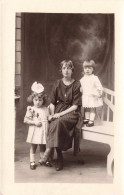 CARTE PHOTO -  Une Mère Avec Ses Deux Filles - Portrait De Famille - Carte Postale Ancienne - Grupo De Niños Y Familias