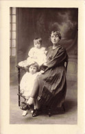 CARTE PHOTO -  Une Mère Avec Ses Deux Filles - Jupe Plissée - Portrait De Famille - Carte Postale Ancienne - Grupo De Niños Y Familias