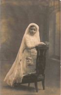 CARTE PHOTO -  Petit Fille Agenouillée - Première Communion - Oblitérée En 1918 - Carte Postale Ancienne - Abbildungen