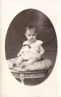 CARTE PHOTO -  Bébé Assis Sur Un Coussin - Carte Postale Ancienne - Abbildungen