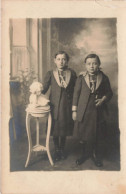 CARTE PHOTO -  Deux Sœurs Portant Les Mêmes Habits - Statue - Buste - Carte Postale Ancienne - Groepen Kinderen En Familie