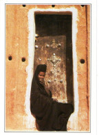 CPM  * Mauritanienne Assise Sur Le Pas De Sa Porte à Oualata. - Mauritanie