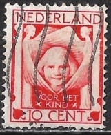 Plaatfout Rode Punt Rechts Boven Het Gezicht (zegel 29) In 1924 Kinderzegels 10 + 2½ Ct Rood NVPH 143 PM 1 - Variétés Et Curiosités