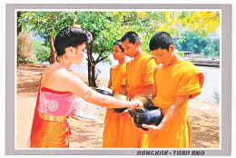 CPSM 10.5 X 15 Thaïlande (33) A Thai Girl, Making Merit By Giving Food To The Monks Jeune Fille Qui "fait Mérite" En * - Thaïlande