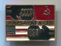 Boxing Box Boxen Pugilato - Alma - Ata Kazakhstan 1974. USSR Russia Vs USA, Vintage  Pin  Badge  Abzeichen - Boxe