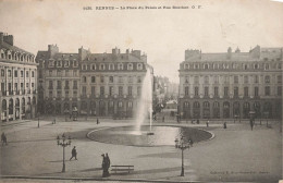 Rennes * La Place Du Palais Et La Rue Bourbon * Fontaine - Rennes