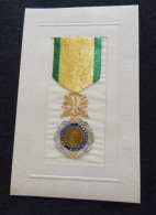 CARTE BRODEE -MILITARIA - MEDAILLE REPUBLIQUE FRANCAISE - Embroidered