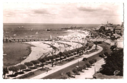 CPSM 33 (Gironde) Arcachon - La Plage Sur La Côte D'Argent. Au Fond, Le Casino De La Plage TBE Timbre, Scan R/v - Casino