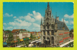 GOUDA Markt Met Stadhuis Marché Cars BUS Anciens Tracteur VOIR DOS - Gouda