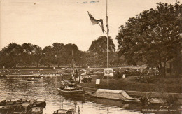 CPA -  SURREY  -  The Thames   At  HAMPTON  COURT  -  Hotel , Dancing. - Surrey