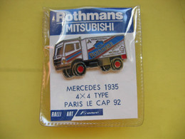 Delcampe - Pin's Rallye, Courses Automobiles, ROTHMANS Mitsubishi: Mercedes 1935, Paris Le Cap, Neuf, Encore Dans Son Emballage: - Rallye