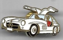 @+ Pin's Mercedes - 300 SL BLANCHE  - Polo Rouge - ARTHUS BERTRAND - Mercedes