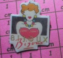 412F Pin's Pins / Beau Et Rare / PIN-UPS / ROUSSE A BOUCHE ROUGE BIJOUX BIJOUX - Pin-Ups