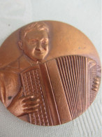 Petite Médaille De Table/Musicien Jouant De L'accordéon / A.P.H./Bronze /seconde Moitié Du  XXème      PART330 - Andere & Zonder Classificatie