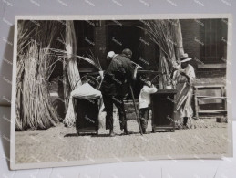 China Photo To Identify. Artisan People With Bamboo, Eating Lunch. 84x52 Mm. - Asia