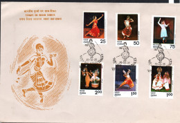 INDIA- 1975 - INDIAN DANCES SET OF 6  ON ILLUSTRATED FIRST DAY COVER  - Ongebruikt