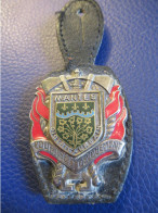 Insigne Ancien De Pucelle Avec Cuir/Sapeur Pompier/Courage Et Dévouement/District Urbain / Mantes / Vers 1950   PUC62 - Firemen