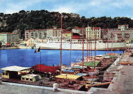 Nice - En Flanat Sur Le Port  -  " Le Napoleon - " Bateau Pour La Corse - CPSM°Rn - Straßenverkehr - Auto, Bus, Tram