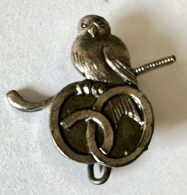 Hockey. Probablement 60 Ans Du Royal Racing CLub De Bruxells. Broche (pas Un Pins). Oiseau, Stick Et Le Chiffre 6 - Autres & Non Classés