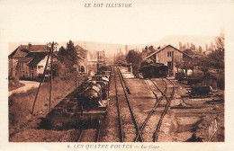 Les Quatre Routes * Vue Sur La Gare * Le Train * Locomotive * Ligne Chemin De Fer - Other & Unclassified