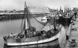 Lorient * Le Port De Pêche * Bateau De Pêche N°GV 2363 * Pêcheurs - Lorient