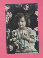 XB1018 JEUNE FILLE  FILLETTE , ENFANT, GIRL , FAMOUS CHILD MODEL CANDICE ASHTON BETWEEN FLOWERS RPPC - Portraits
