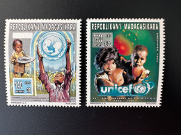 Madagascar Madagaskar 1996 Mi. 1807 - 1808 A UNICEF Enfants Children Kinder 50 Ans Jahre Years - Madagascar (1960-...)