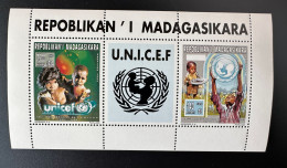 Madagascar Madagaskar 1996 Mi. 1807 - 1808 A Kleinbogen Feuillet UNICEF Enfants Children Kinder 50 Ans Jahre Years - Madagascar (1960-...)