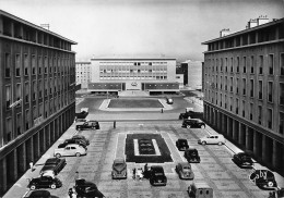 Brest * Le Square Monseigneur ROULL * Au Fond , La Trésorerie Générale * Autos Automobile Ancienne - Brest