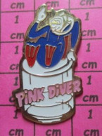 2119 Pin's Pins / Beau Et Rare / SPORTS / PLONGEE SOUS MARINE HOMME GRENOUILLE PINK DIVER - Duiken