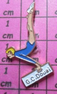 2119 Pin's Pins / Beau Et Rare / SPORTS / GYMNASTIQUE FEMININE GC DOUAI - Gymnastiek