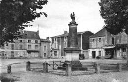 ¤¤   -    VENDEUVRE-du-POITOU    -  Le Monument Et La Poste       -   ¤¤ - Autres & Non Classés