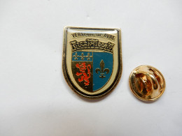 Superbe Pin's , Blason De La Ville De Verneuil Sur Avre , Eure , Lion Héraldique , Fleur De Lys - Transports