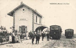 Verneuil * La Gare Du Village * Train Wagon * Ligne Chemin De Fer - Other & Unclassified