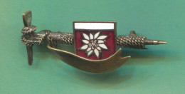 Alpinism Mountaineering -  Ice Ax, Vintage Pin Badge Abzeichen, D 45 Mm - Alpinismus, Bergsteigen