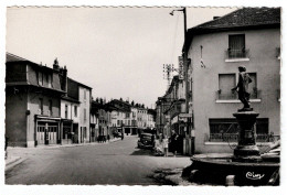 70 - Haute Saône  * JUSSEY - Intérieure De Ville - Animée - Fontaine - Carte Neuve * - Jussey