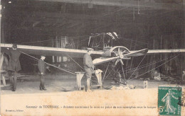 France - Souvenir De Tournan - Aviateur Examinant La Mise Au Point De Son Monoplan  - Carte Postale Ancienne - Torcy