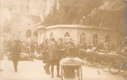 France - Lourdes - Carte Photo - Animé - Personnes En Fauteuil  - Carte Postale Ancienne - Lourdes