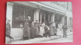 Carte Photo , Commerce D'épicerie, Boucherie , Avec Le Personnel Et Le Patron Et Son Chien - Winkels