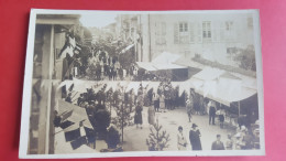 Carte Photo , Ville En Fete , Drapeaux Tricolores , Kermesse - To Identify