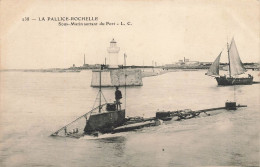 La Rochelle * La Pallice * Un Sous Marin Sortant Du Port * Militaria Bateau Guerre - La Rochelle