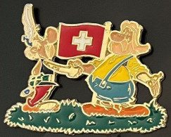 ASTERIX CHEZ LES HELVETES - SUISSE - RENE GOSCINNY - ALBERT UDERZO - PETISUIX - 5,5cm / 4cm  - DRAPEAU -      (22) - Stripverhalen