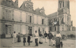 Mayet * Perspective De La Gendarmerie Et église Du Village * Gendarme - Mayet