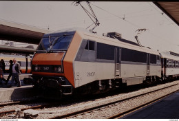 Photo Diapo Diapositive Slide Train Wagon Locomotive Electrique SNCF SYBIC 26104 PARIS GARE DE LYON 08/06/95 VOIR ZOOM - Diapositives