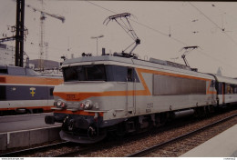 Photo Diapo Diapositive Slide Train Wagon Locomotive Electrique SNCF BB 7272 Le 16/06/95 VOIR ZOOM - Diapositives