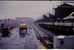 Photo Diapo Diapositive Train Wagon Travaux PARIS GARE DE LYON Rame De Wagons Plats Le 10/01/96 VOIR ZOOM - Diapositives