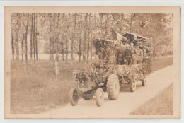 CARTE PHOTO : UN TRACTEUR ( MARQUE A DETERMINER ) CHAR FLEURI AVEC DES HOMMES DEGIUSES EN SOLDATS - 2 SCANS - - Tracteurs