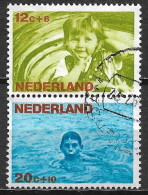 Plaatfout Blauwe Streep Achter De 2e D Van Nederland In 1966 Kinderzegels Paar Uit Het Blok NVPH 875 - Variedades Y Curiosidades